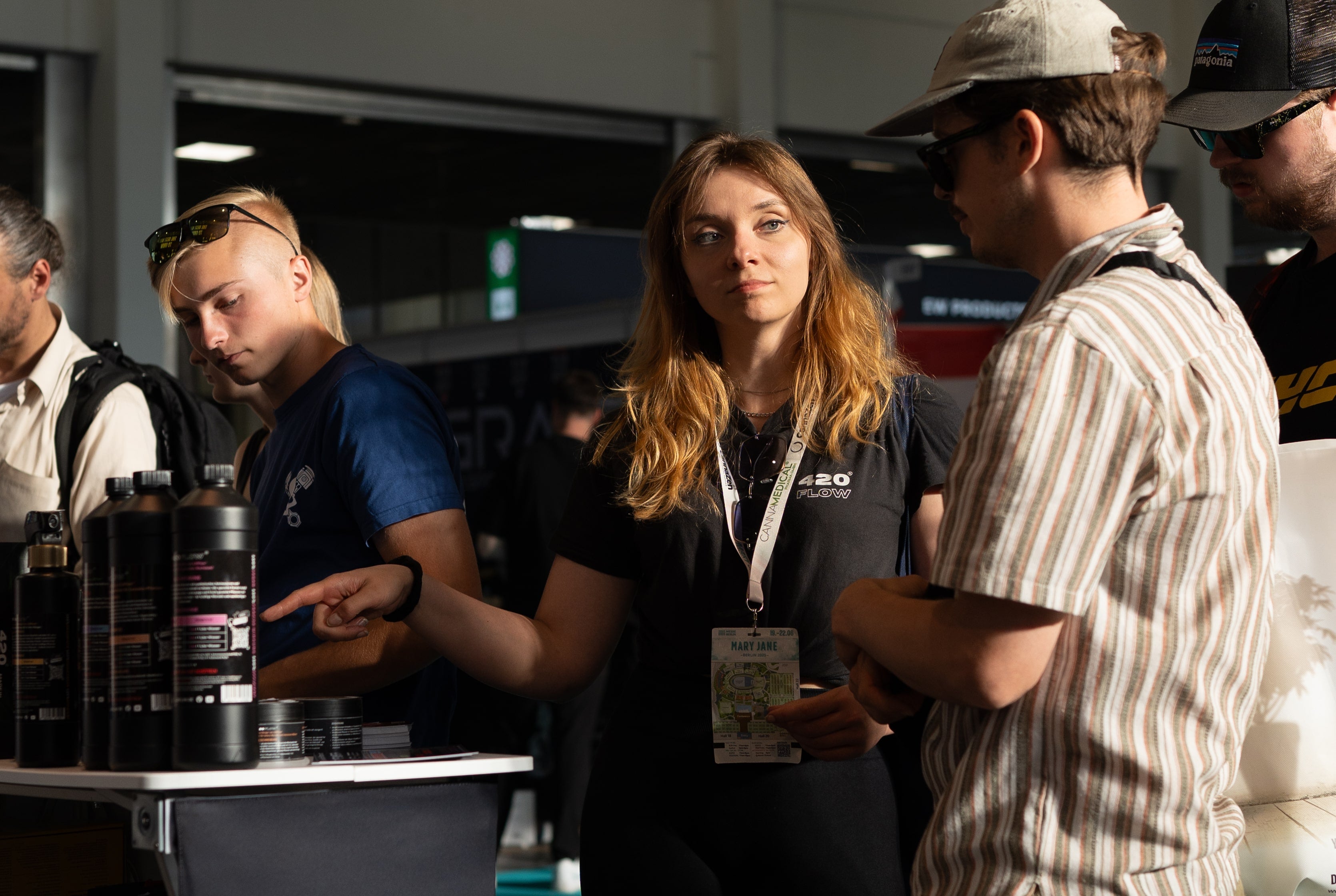420Flow Team auf der Mary Jane Berlin 2025 erklärt Produkte am Messestand Besuchern, Fokus auf Beratung und Düngemittel