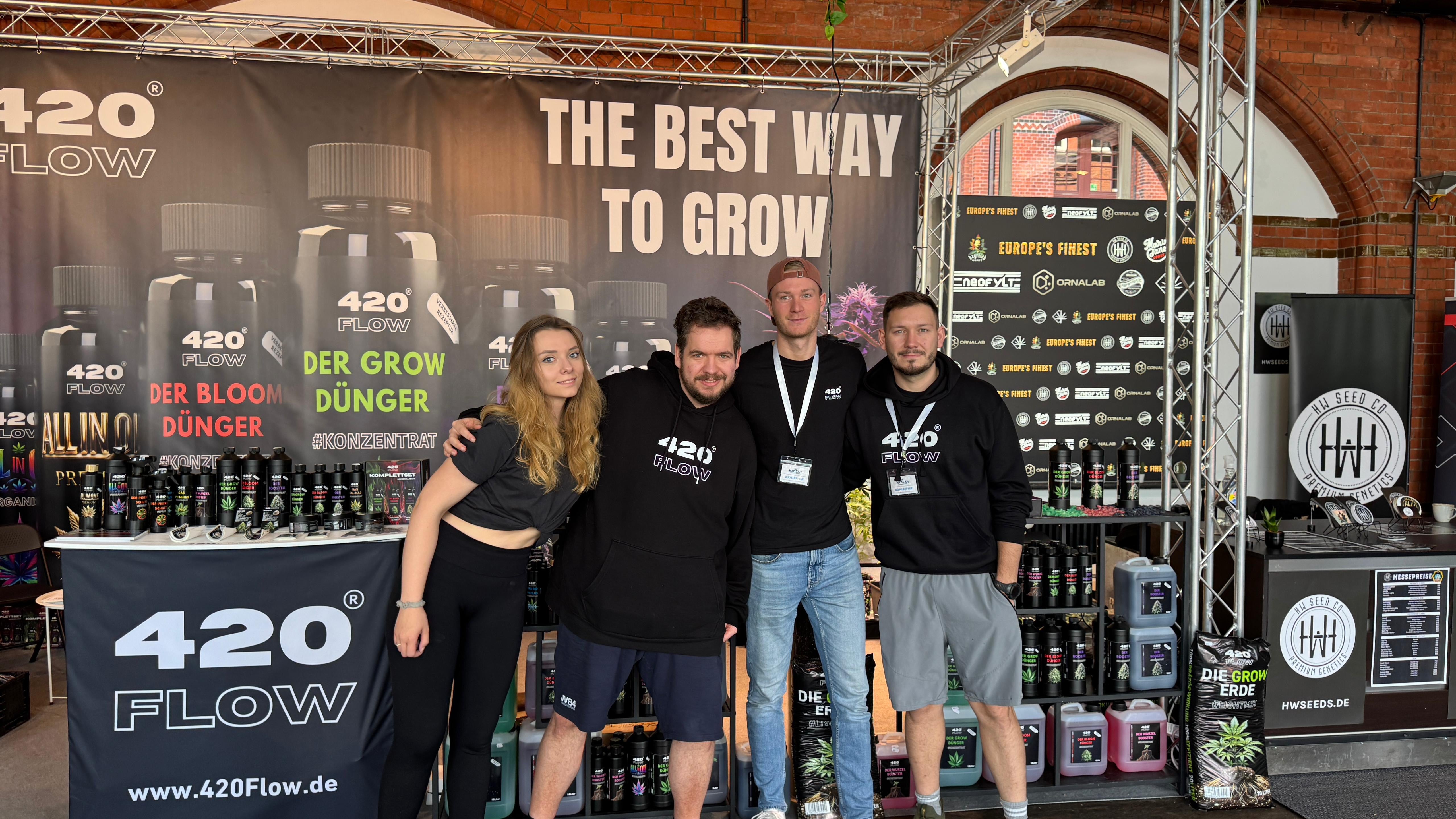 Messestand auf der HAMKAM 2025 mit Growdünger und Cannabis-Erde Produkten