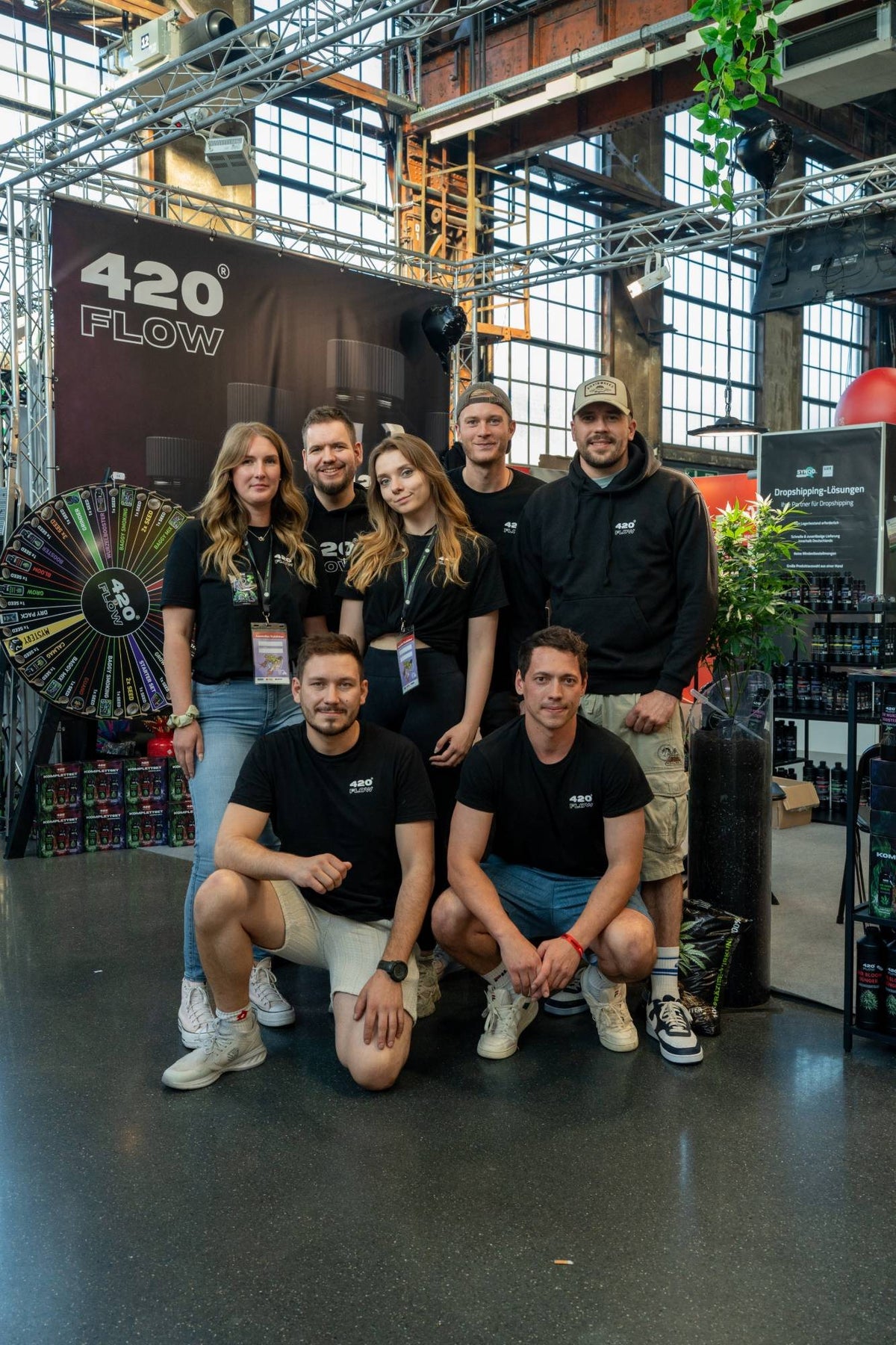 Das 420Flow-Team mit Glücksrad am Messestand auf der Cannafair Düsseldorf 2025