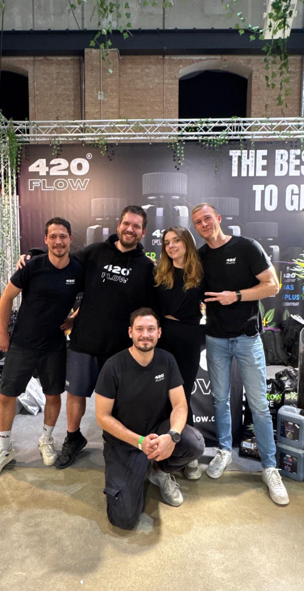 Das 420Flow-Team am Messestand auf der CannaFriends 2025 in der Gebläsehalle Ilsede
