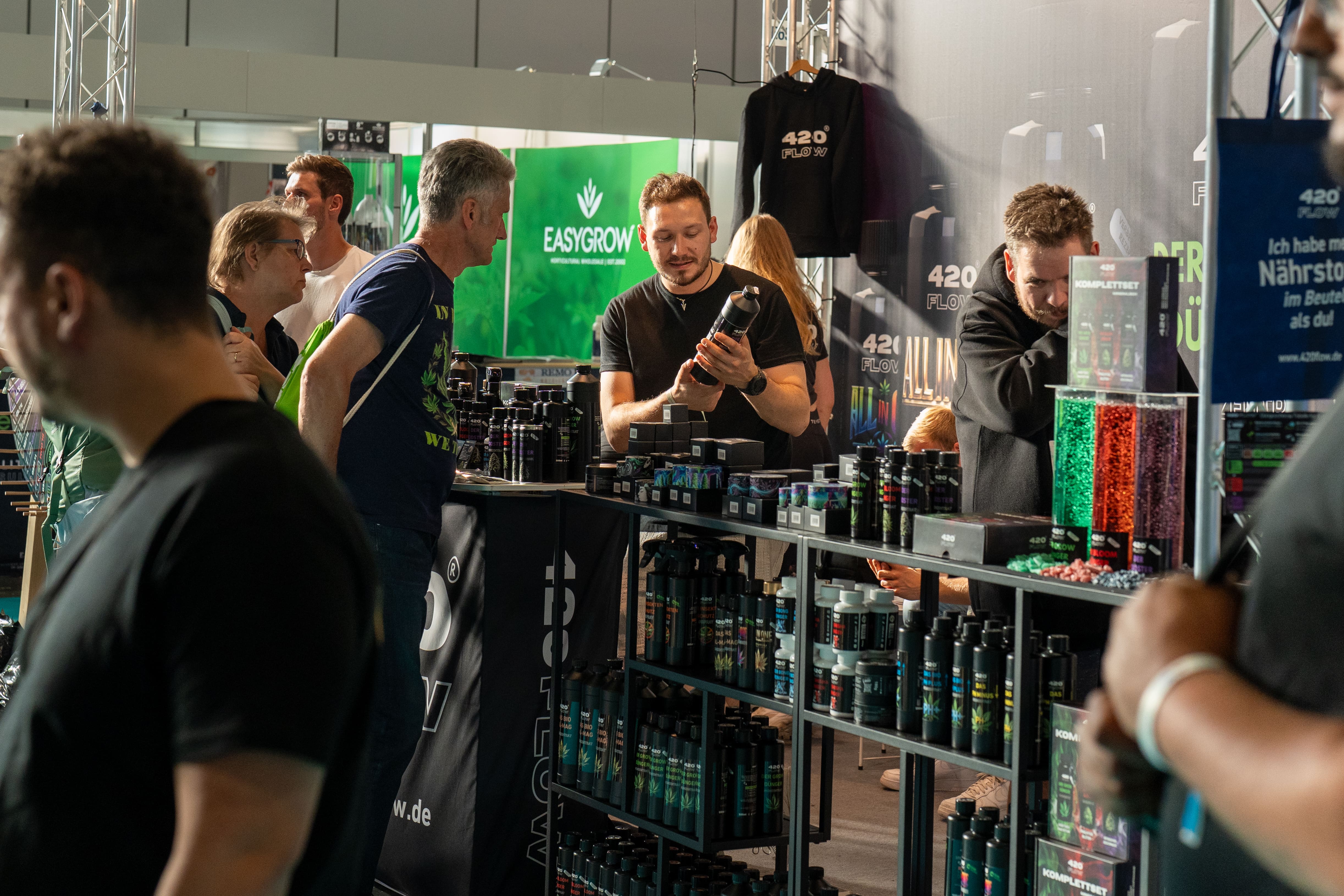 420Flow Stand auf der Mary Jane Messe 2025 in Berlin – Beratung zu Cannabis Dünger und Grow Produkten am Messestand