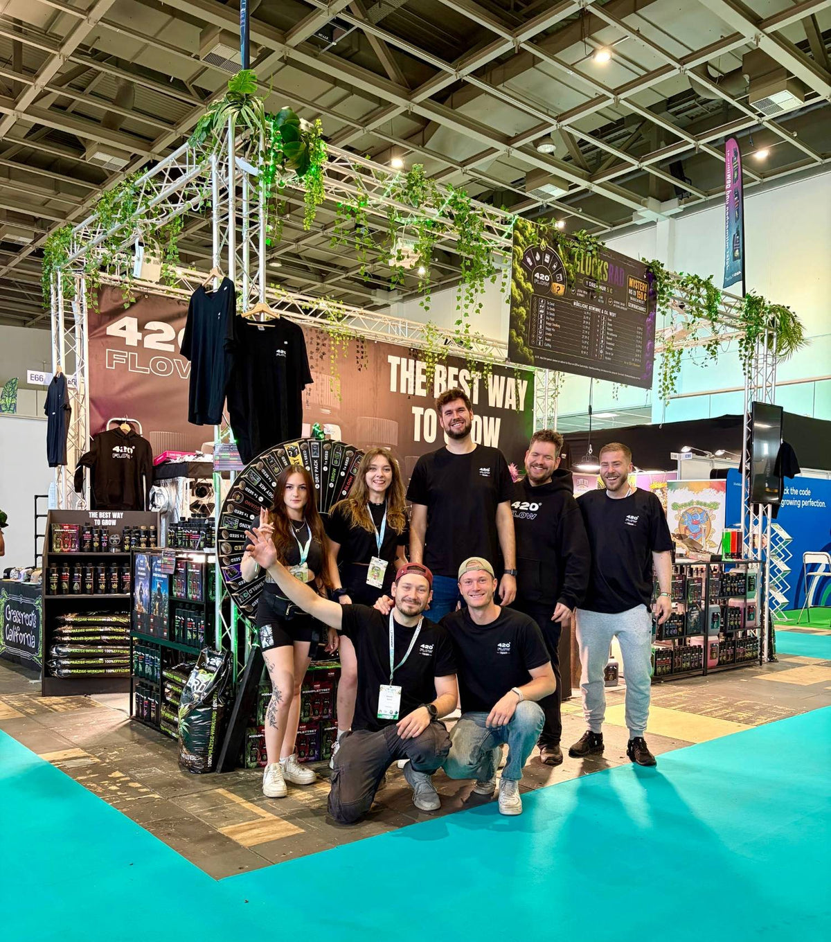 Das 420Flow-Team am Messestand mit Glücksrad auf der Mary Jane Berlin 2026
