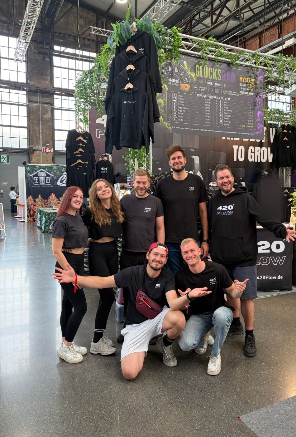 Das 420Flow-Team am Messestand auf der Cannafair Düsseldorf 2026 im Areal Böhler